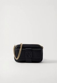 Μαύρη τσάντα χειρός από δερματίνη με χρυσή αλυσίδα και ορθογώνιο διακοσμητικό λογότυπο. Διαθέτει φερμουάρ και λεπτό σχεδιασμό.