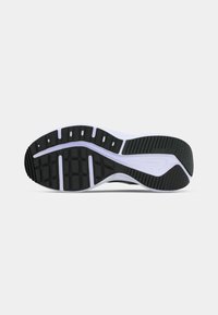 Μαύρη και λευκή σόλα αθλητικού παπουτσιού με υφή από ελαστικό λάστιχο, εμφανείς αυλακώσεις ευλυγισίας και πρότυπο πέλματος για πρόσφυση.