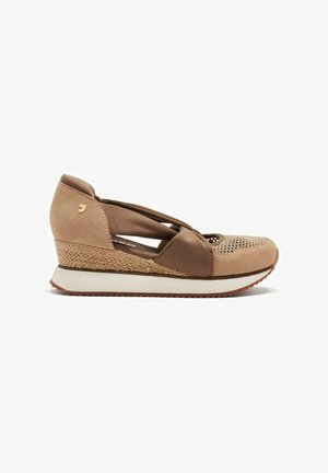 Zapato de cuña con parte superior de malla beige, acentos en tono marrón sólido y un tacón de textura tejida. Media suela blanca y suela de goma con tracción.