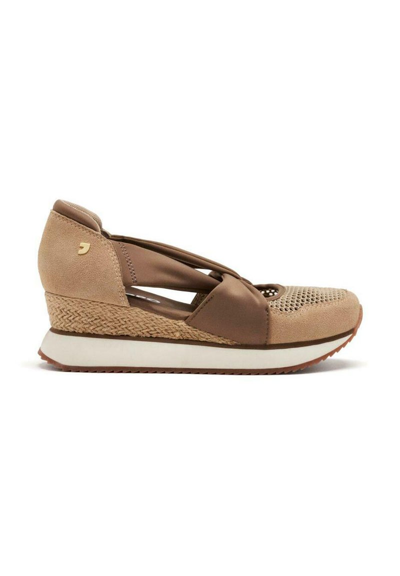 Zapato de cuña con parte superior de malla beige, acentos en tono marrón sólido y un tacón de textura tejida. Media suela blanca y suela de goma con tracción.