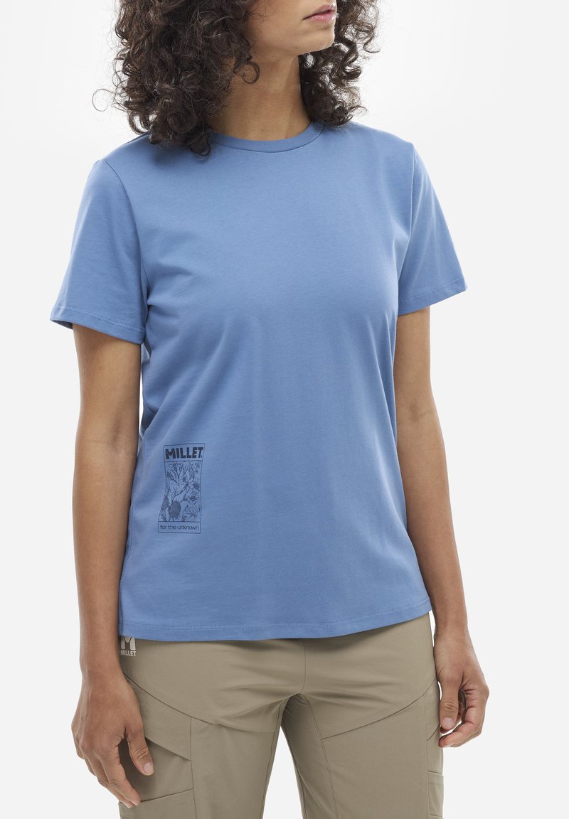 Jasnoniebieski t-shirt z krótkim rękawem wykonany z miękkiego materiału, z małym nadrukiem po lewej stronie oraz napisem "MILLET" poniżej.