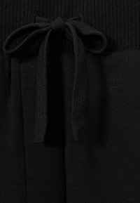 Unausgewählt, black