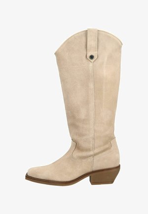 Beige ruskind knee-high cowboystøvle med lav stablet træhæl og trækskakt med lille rund metal knap.