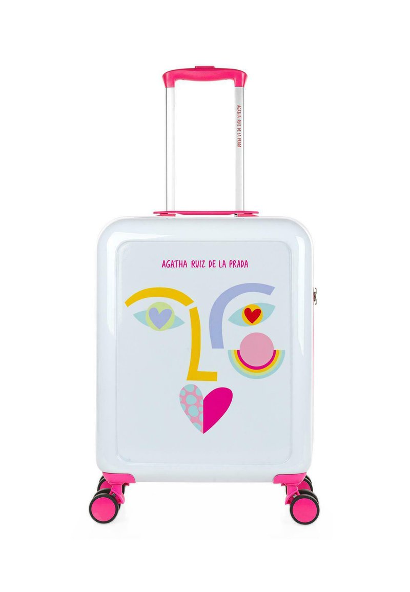 Maleta rígida blanca con acentos rosas y un diseño gráfico facial que presenta corazones y formas geométricas. Incluye un mango retráctil y ruedas.