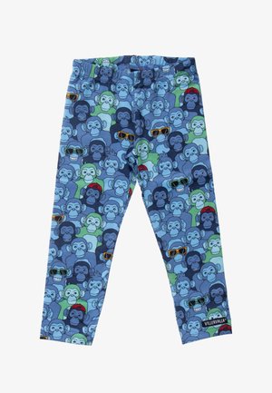 Leggings infantiles con un patrón colorido de monos de dibujos animados que llevan gafas de sol, sombreros y mascarillas, sobre un fondo azul y verde.