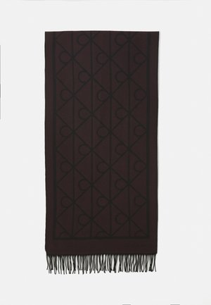 Tumši bordo taisnstūra šalle ar melnu ģeometrisku rakstu, ar sīku frizētu malu un maigu "Calvin Klein" logo tuvumā apakšējā stūrī.
