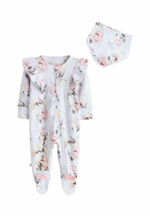 Virágos hosszú ujjú bébi rugdalózó fodros vállrésszel és rózsaszín szalagokkal, hozzá illő virágos előkével párosítva.