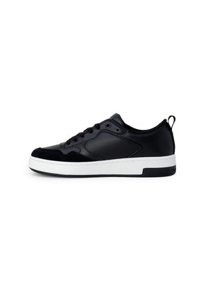 Sort lavtop sneaker med snøredesign, glatte og ruskindspaneler, hvid tyk gummisål og trækstrop på hælen.