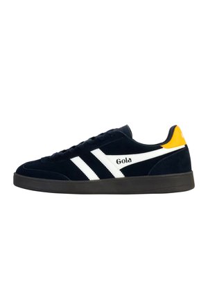 Sneakers in suede blu navy con strisce bianche, suola in gomma nera e un accento giallo sul tallone; presenta il logo "Gola" sul lato.