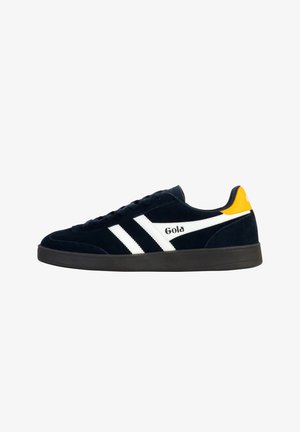 Navyblaue Wildleder-Sneaker mit weißen Streifen, schwarzer Gummisohle und gelbem Akzent an der Ferse; mit "Gola"-Logo an der Seite.