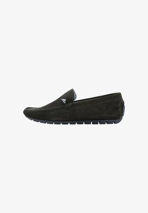 Mocassino da uomo in suede verde scuro con dettagli cuciti, suola in gomma nera e fodera interna in tessuto a righe visibile all'apertura.
