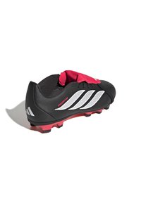 Μαύρο ποδοσφαιρικό παπούτσι Adidas Predator με λευκές ρίγες, κόκκινες τάπες στη σόλα και κόκκινη εσωτερική επένδυση σε λευκό φόντο.