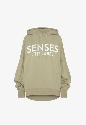 Beiger Oversize-Hoodie mit weißem Fronttext "SENSES .THE LABEL" und Kordeln, mit überschnittenen Schultern sowie gerippten Bündchen und Saum.
