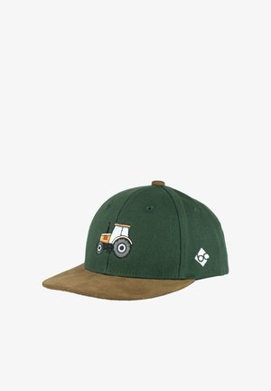Grüne Baseballkappe mit braunem Wildleder-Schirm, verziert mit einem bestickten orange-weißen Traktor und einem kleinen weißen Logo an der Seite.