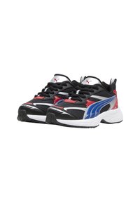 Zwarte sportschoenen van mesh en synthetische materialen, met rode, blauwe en zilveren accenten, en gestructureerde zolen voor grip.