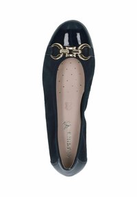 Ballerine blu navy con punta in vernice e dettaglio con catena dorata. Corpetto in morbido camoscio con soletta imbottita e design perforato.