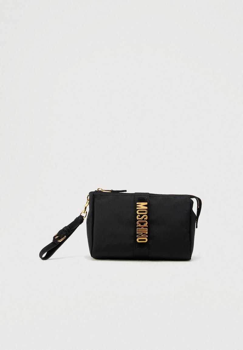 Fekete nejlon táska arany színű fém kiegészítőkkel, középen logós pánttal. Levehető csuklópánttal és cipzáros záródással rendelkezik. Téglalap alakú.