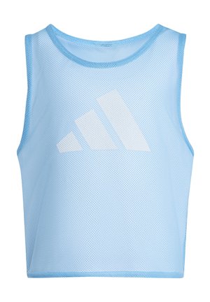 Jasnoniebieska sportowa koszulka bez rękawów z siateczki z białym logo Adidas umieszczonym na środku z przodu.