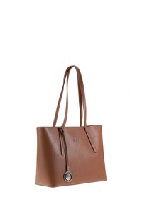 Sac fourre-tout en cuir marron avec une surface texturée, deux poignées et un pendentif décoratif en forme de porte-clés. Présente un design spacieux et sans fermeture sur le dessus.