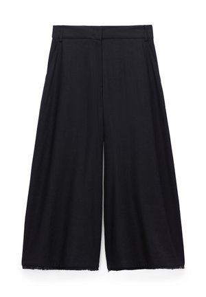 Schwarze, weit geschnittene, verkürzte Hose mit hohem Bund, Gürtelschlaufen, vorderen Abnähern und rohem Saumdetail.