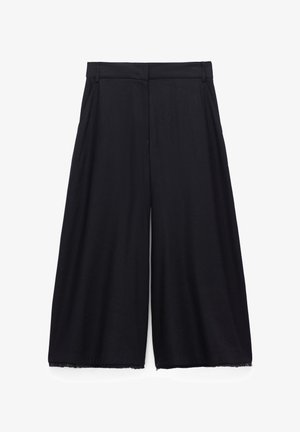 Pantalon noir large et court avec taille haute, passants de ceinture, plis à l'avant et ourlet brut.