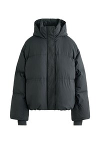 Čierna vatovaná bunda s vysokým golierom, predným zipsom ukrytým pod záklopkou, dlhými rukávmi a rebrovanými manžetami.