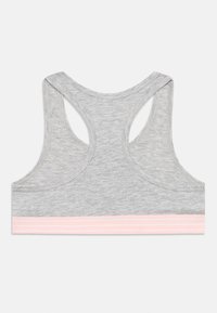 Γκρι αθλητικό σουτιέν με μαλακό ύφασμα, σχεδιασμό racerback και ροζ ριγέ ταινία στο κάτω μέρος. Λείο υλικό και εφαρμοστή γραμμή.