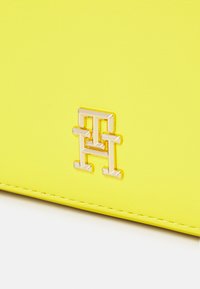 Tommy Hilfiger ICONIC CAMERA BAG - Keresztpántos táska - valley yellow