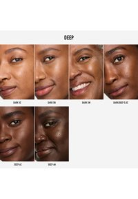 Six images en gros plan de visages montrant différentes teintes de peau profonde ; des étiquettes indiquent des nuances telles que DARK 5C, DARK 5N et DEEP 6N, mettant en avant la diversité des carnations.