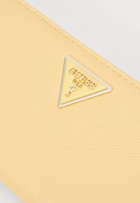 Guess LAUREL LARGE ZIP AROUND - Carteira - pale peach