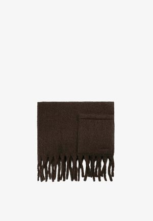 Bufanda de lana marrón oscuro con extremos flecos y detalle de esquina doblada, extendida sobre un fondo blanco.