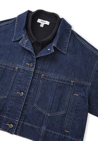 Chaqueta de denim con cuello, bolsillos delanteros de parche, color azul oscuro, costuras amarillas en contraste y botones de metal plateado.