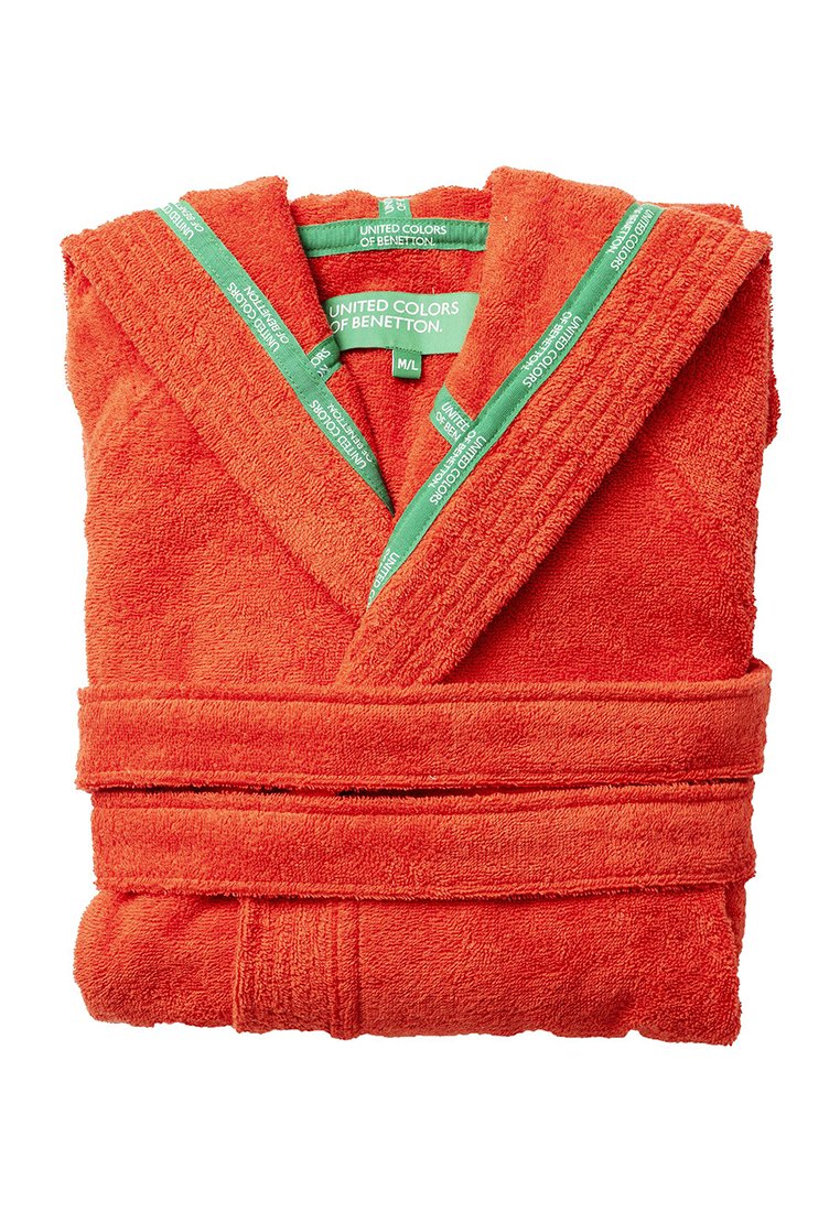 Orange Bademantel aus Frottee mit Schalkragen, mit Gürtel in der Taille und grünen Etiketten, bietet eine sanfte Textur und mittellange Länge.