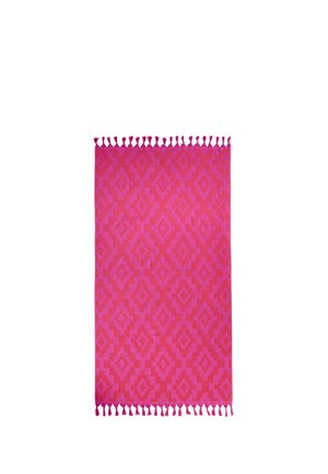 Knallpinkes rechteckiges Textil mit geometrischen Diamantmustern und Quasten entlang der kürzeren Kanten auf weißem Hintergrund.