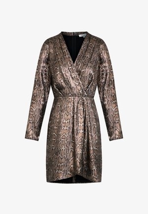 Langærmet slå-om-kjole med brunt og sort slangeprint, V-udskæring og taljeret pasform, vist mod hvid baggrund.