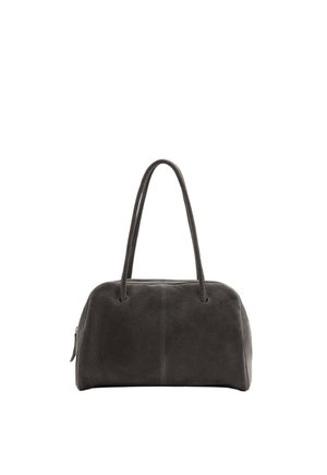 Bolso de mano de ante gris oscuro con dos asas largas y forma rectangular redondeada sobre un fondo blanco.