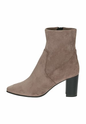 Bottes en daim khaki à la cheville avec un bout pointu, une surface texturée et un large talon noir, présentant un design simple et une couleur neutre.
