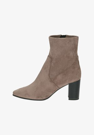 Bottes en daim khaki à la cheville avec un bout pointu, une surface texturée et un large talon noir, présentant un design simple et une couleur neutre.