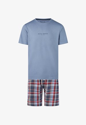 T-shirt à manches courtes bleu clair avec petit texte sur la poitrine, associé à un short de pyjama à carreaux rouge, bleu marine et blanc.