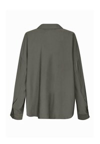 Camicia a maniche lunghe verde oliva con colletto, vestibilità rilassata e polsini abbottonati. Tessuto liscio, senza motivi o dettagli aggiuntivi visibili.