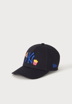 Schwarze Baseballkappe mit blauem NY-Logo, besticktem Pizzastück links und Popcorn-Eimer rechts, dargestellt auf weißem Hintergrund.