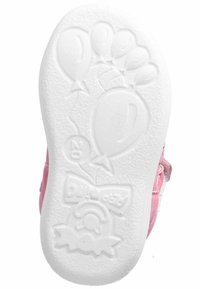 Růžová dětská bota s texturovanou bílou gumovou podrážkou, zdobená embosovanými balónky a designem mašle. Velcro pásek pro bezpečné upevnění.