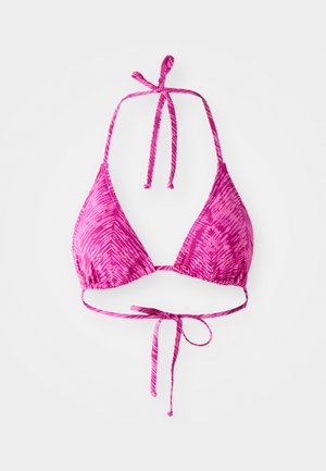 Ružový bikiny top s trojuholníkovým dizajnom, s nastaviteľnými viazacími popruhmi a textúrovaným vzorom čiar po celom povrchu.