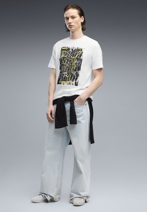 Puma, GRAPHICS BOX T-SHIRT - Printtipaita - white