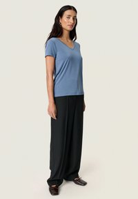 Soaked in Luxury COLUMBINE V-NECK - T-shirt - bas - bijou blue