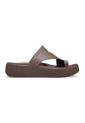 Sandale marron à enfiler avec semelle épaisse et larges brides croisées, avec un petit logo de marque embossé sur le côté.