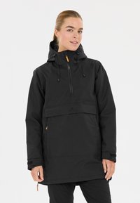 Svart pulloverjacka med dragkedja fram, justerbar huva och en känguruficka. Har orange detaljer och en avslappnad design.