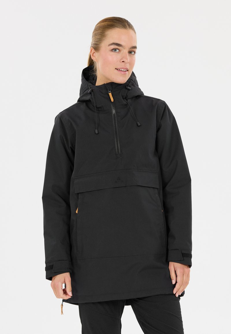 Svart pulloverjacka med dragkedja fram, justerbar huva och en känguruficka. Har orange detaljer och en avslappnad design.