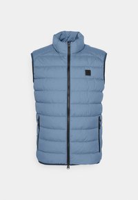Světle modrá péřová vesta s vysokým límcem, zipovým předním zapínáním a dvěma bočními kapsami, která má prošívaný design a tmavě námořnické olemování.