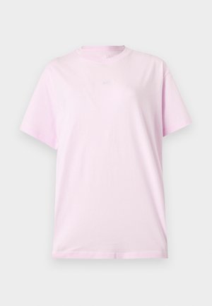 Tricou Nike roz deschis, cu mâneci scurte și guler rotund, cu un mic logo alb Nike centrat pe piept, afișat pe un fundal simplu.